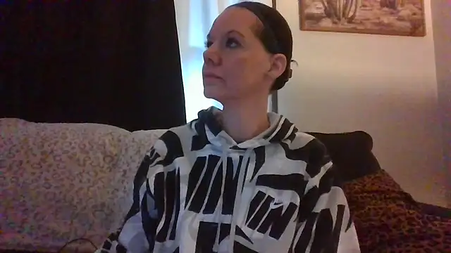 Snapshot of SidneyRaee chatting on 10/11/25, 04:16 SidneyRaee online show from 10/11/25, 04:16