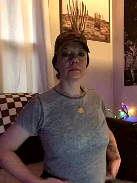 Snapshot of SidneyRaee chatting on 11/18/25, 04:44 SidneyRaee online show from 11/18/25, 04:44