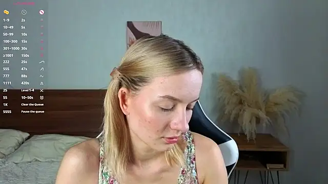 Snapshot of IdaValenti chatting on 10/10/25, 01:04 IdaValenti online show from 10/10/25, 01:04