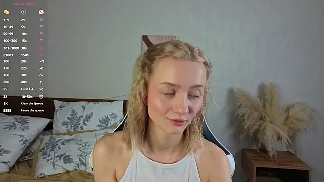 Snapshot of IdaValenti chatting on 10/23/25, 11:03 IdaValenti online show from 10/23/25, 11:03