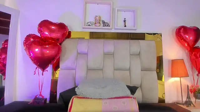 Snapshot of emmy_r chatting on 02/17/25, 01:10 emmy r online show from 02/17/25, 01:10