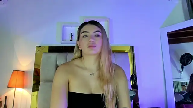 Snapshot of emmy_r chatting on 03/17/25, 12:04 emmy r online show from 03/17/25, 12:04