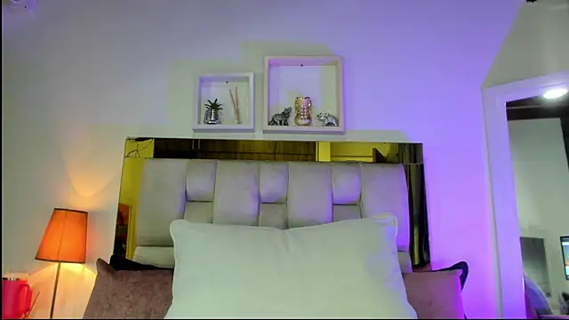 Snapshot of emmy_r chatting on 10/07/25, 12:02 emmy r online show from 10/07/25, 12:02