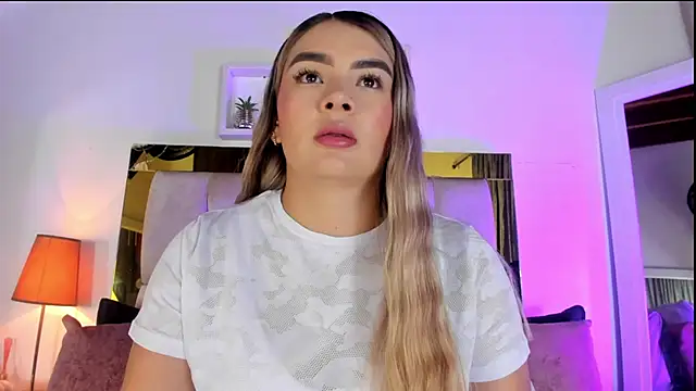 Snapshot of emmy_r chatting on 10/08/25, 12:03 emmy r online show from 10/08/25, 12:03