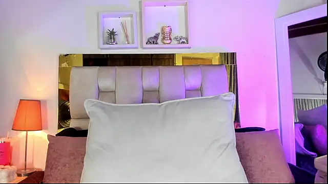 Snapshot of emmy_r chatting on 10/10/25, 12:15 emmy r online show from 10/10/25, 12:15