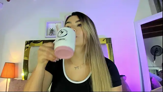 Snapshot of emmy_r chatting on 10/15/25, 12:05 emmy r online show from 10/15/25, 12:05