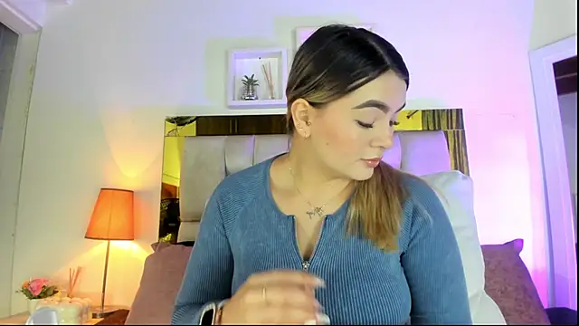 Snapshot of emmy_r chatting on 10/16/25, 12:06 emmy r online show from 10/16/25, 12:06