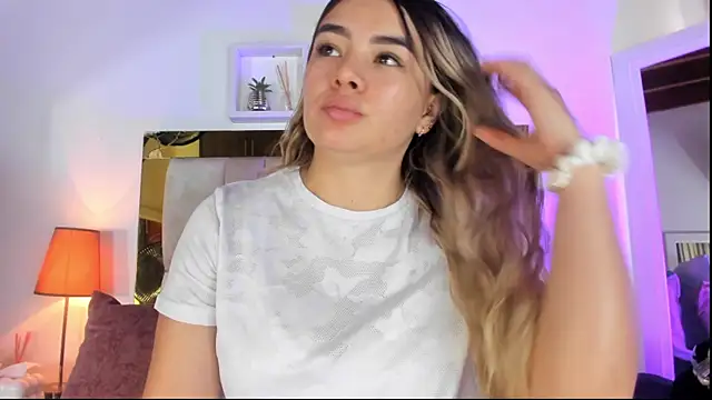 Snapshot of emmy_r chatting on 10/17/25, 12:08 emmy r online show from 10/17/25, 12:08