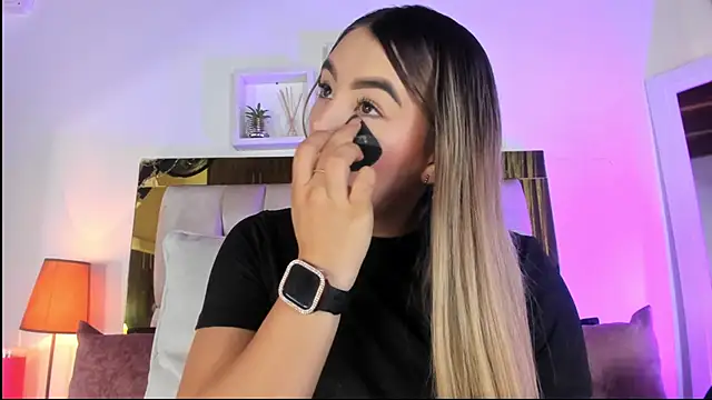 Snapshot of emmy_r chatting on 10/20/25, 12:05 emmy r online show from 10/20/25, 12:05