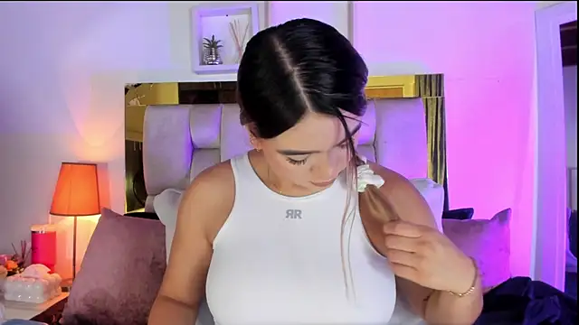 Snapshot of emmy_r chatting on 10/21/25, 12:06 emmy r online show from 10/21/25, 12:06