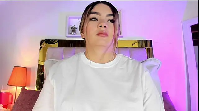 Snapshot of emmy_r chatting on 10/24/25, 12:12 emmy r online show from 10/24/25, 12:12