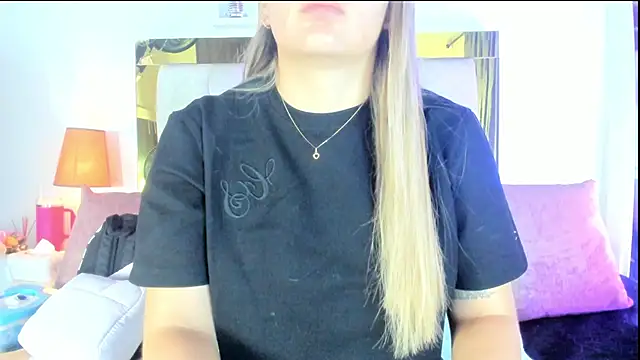 Snapshot of emmy_r chatting on 10/25/25, 12:02 emmy r online show from 10/25/25, 12:02