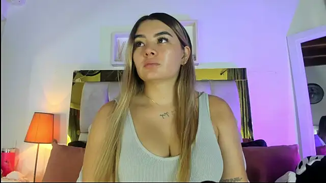 Snapshot of emmy_r chatting on 10/27/25, 12:09 emmy r online show from 10/27/25, 12:09