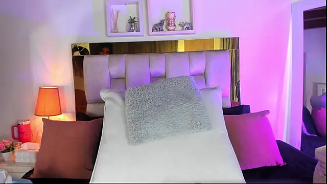 Snapshot of emmy_r chatting on 11/19/25, 01:00 emmy r online show from 11/19/25, 01:00