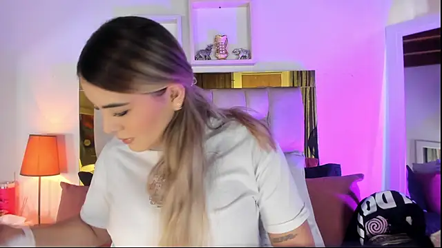 Snapshot of emmy_r chatting on 11/20/25, 12:05 emmy r online show from 11/20/25, 12:05