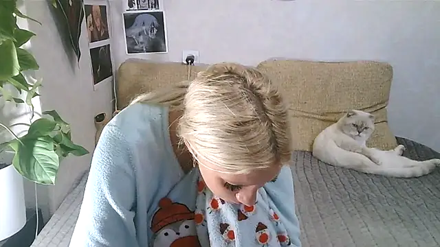 Snapshot of -GoldenGirl- chatting on 10/22/25, 11:10 -GoldenGirl- online show from 10/22/25, 11:10