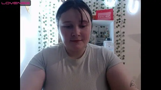 Snapshot of Light_Luna chatting on 01/12/25, 01:58 Light Luna online show from 01/12/25, 01:58