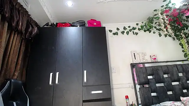 Snapshot of emma_hoot1 chatting on 12/14/24, 12:22 emma hoot1 online show from 12/14/24, 12:22