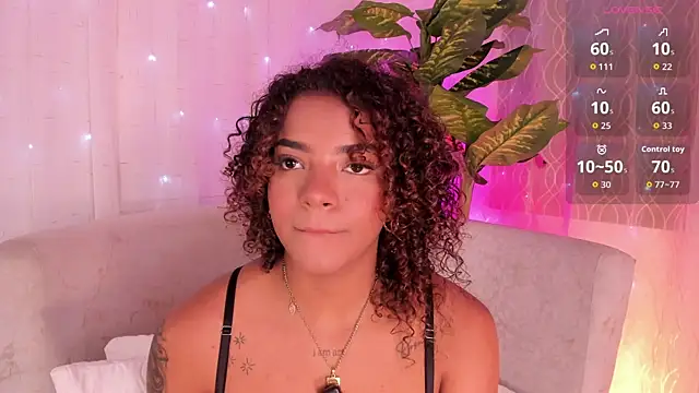 Snapshot of Iris_hott1 chatting on 09/23/25, 02:36 Iris hott1 online show from 09/23/25, 02:36