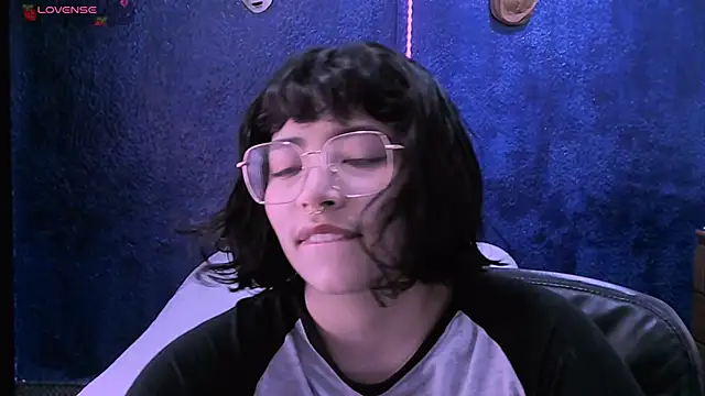 Snapshot of NinaYellow chatting on 12/28/24, 02:53 NinaYellow online show from 12/28/24, 02:53