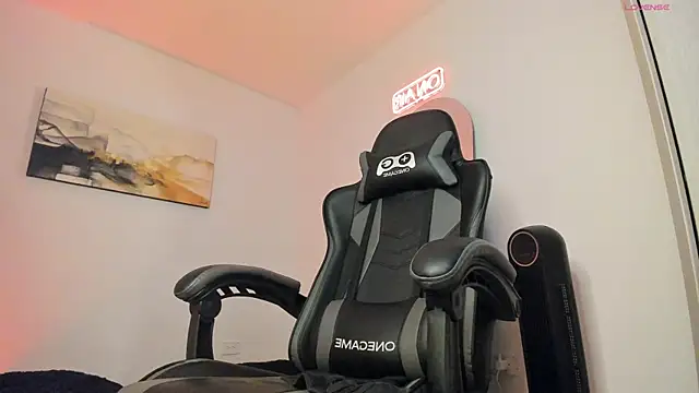 Snapshot of LucianSinclair chatting on 12/27/24, 03:42 LucianSinclair online show from 12/27/24, 03:42