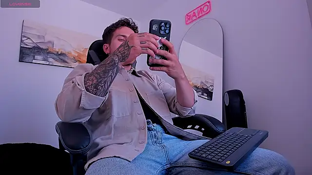 Snapshot of LucianSinclair chatting on 01/18/25, 06:43 LucianSinclair online show from 01/18/25, 06:43