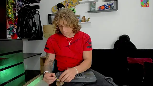 Snapshot of Tom_Krakow chatting on 01/10/25, 06:06 Tom Krakow online show from 01/10/25, 06:06