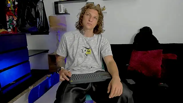 Snapshot of Tom_Krakow chatting on 01/11/25, 07:16 Tom Krakow online show from 01/11/25, 07:16