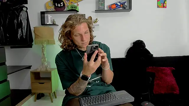 Snapshot of Tom_Krakow chatting on 01/13/25, 07:42 Tom Krakow online show from 01/13/25, 07:42