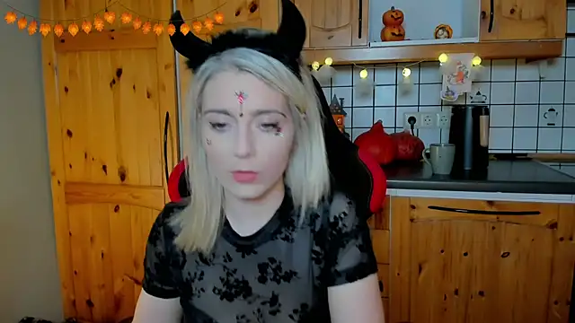 Lisaonthemoon online show from 10/26/25, 08:26