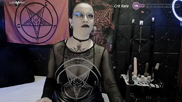 Snapshot of Evil_Queen_666 chatting on 03/22/25, 07:36 Evil Queen 666 online show from 03/22/25, 07:36