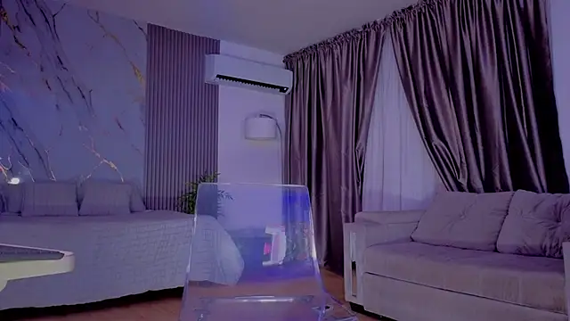 Snapshot of HannaByron chatting on 11/21/25, 02:21 HannaByron online show from 11/21/25, 02:21