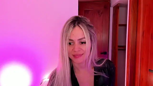 nicole valencia  online show from 11/05/25, 07:52