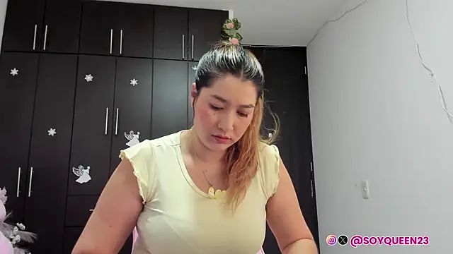 Snapshot of Soyqueen chatting on 09/10/25, 04:56 Soyqueen online show from 09/10/25, 04:56
