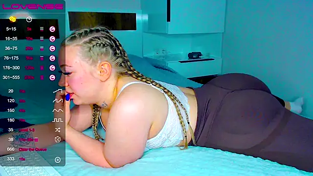 kitti kaattt online show from 10/14/25, 04:13