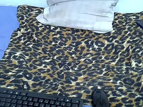 Snapshot of drowllie chatting on 11/07/25, 03:28 drowllie online show from 11/07/25, 03:28