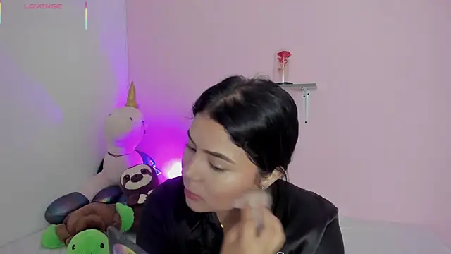 Oriana Guzman online show from 11/15/25, 01:14