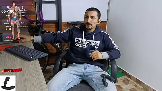 Snapshot of Marck_Muscle chatting on 10/03/25, 11:35 Marck Muscle online show from 10/03/25, 11:35