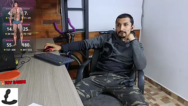 Snapshot of Marck_Muscle chatting on 10/13/25, 01:49 Marck Muscle online show from 10/13/25, 01:49