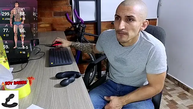 Snapshot of Marck_Muscle chatting on 11/17/25, 03:56 Marck Muscle online show from 11/17/25, 03:56