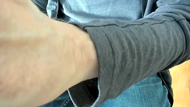 Snapshot of massive_cum chatting on 02/10/25, 07:17 massive cum online show from 02/10/25, 07:17