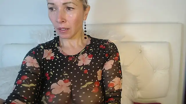 Snapshot of Ingridbergman chatting on 02/08/25, 02:38 Ingridbergman online show from 02/08/25, 02:38