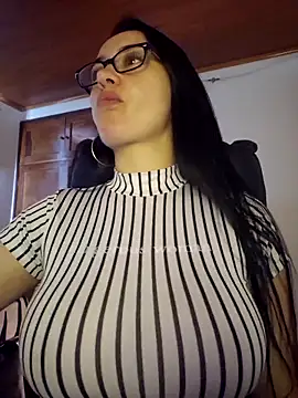 preetypeach online show from 10/19/25, 06:19