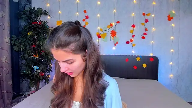 Snapshot of Milana_Crystal_ chatting on 11/18/25, 08:08 Milana Crystal online show from 11/18/25, 08:08