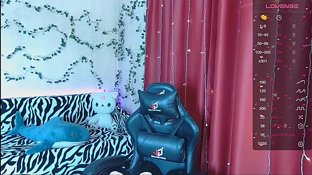 Snapshot of Sidney_blush chatting on 03/19/25, 04:03 Sidney blush online show from 03/19/25, 04:03