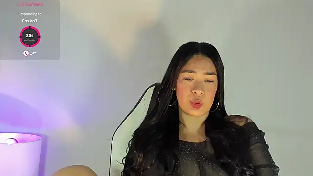 Snapshot of bella_hadid1_ chatting on 02/08/25, 11:44 bella hadid1 online show from 02/08/25, 11:44
