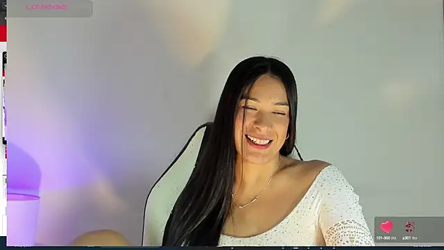 Snapshot of bella_hadid1_ chatting on 02/16/25, 07:04 bella hadid1 online show from 02/16/25, 07:04