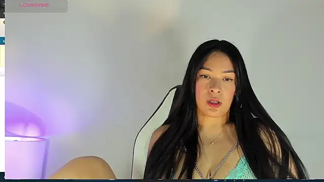 Snapshot of bella_hadid1_ chatting on 02/22/25, 07:03 bella hadid1 online show from 02/22/25, 07:03