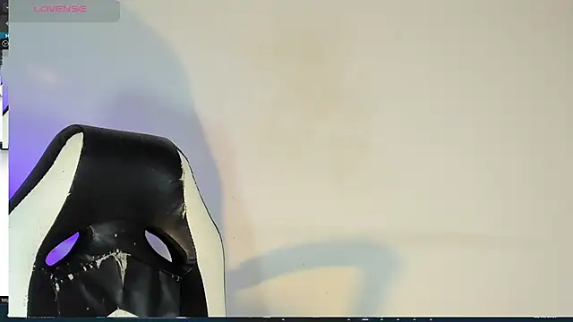 Snapshot of bella_hadid1_ chatting on 02/22/25, 10:09 bella hadid1 online show from 02/22/25, 10:09