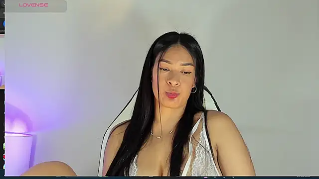 Snapshot of bella_hadid1_ chatting on 02/24/25, 06:26 bella hadid1 online show from 02/24/25, 06:26